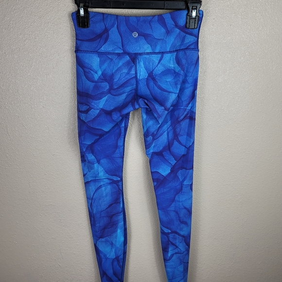 Lululemon Athletica T3 Camo Leggings
Size 4 - Picture 1 of 9